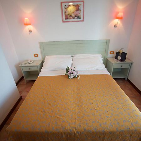 Hotel Villa Tramonto Direttamente Sul Mare San Vincenzo Eksteriør bilde